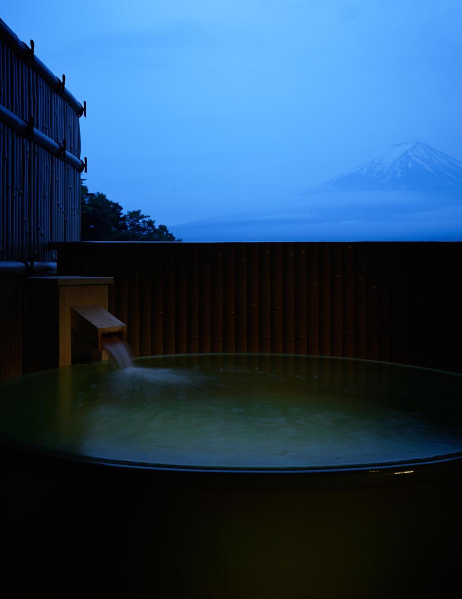 Готель Fujikawaguchiko Onsen Konanso Номер фото A view of Mount Fuji from a traditional onsen