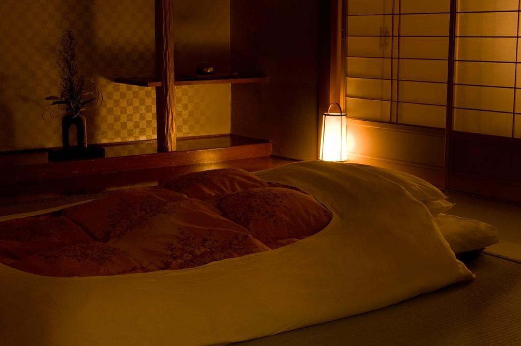 Готель Fujikawaguchiko Onsen Konanso Екстер'єр фото A traditional Japanese room with a kotatsu