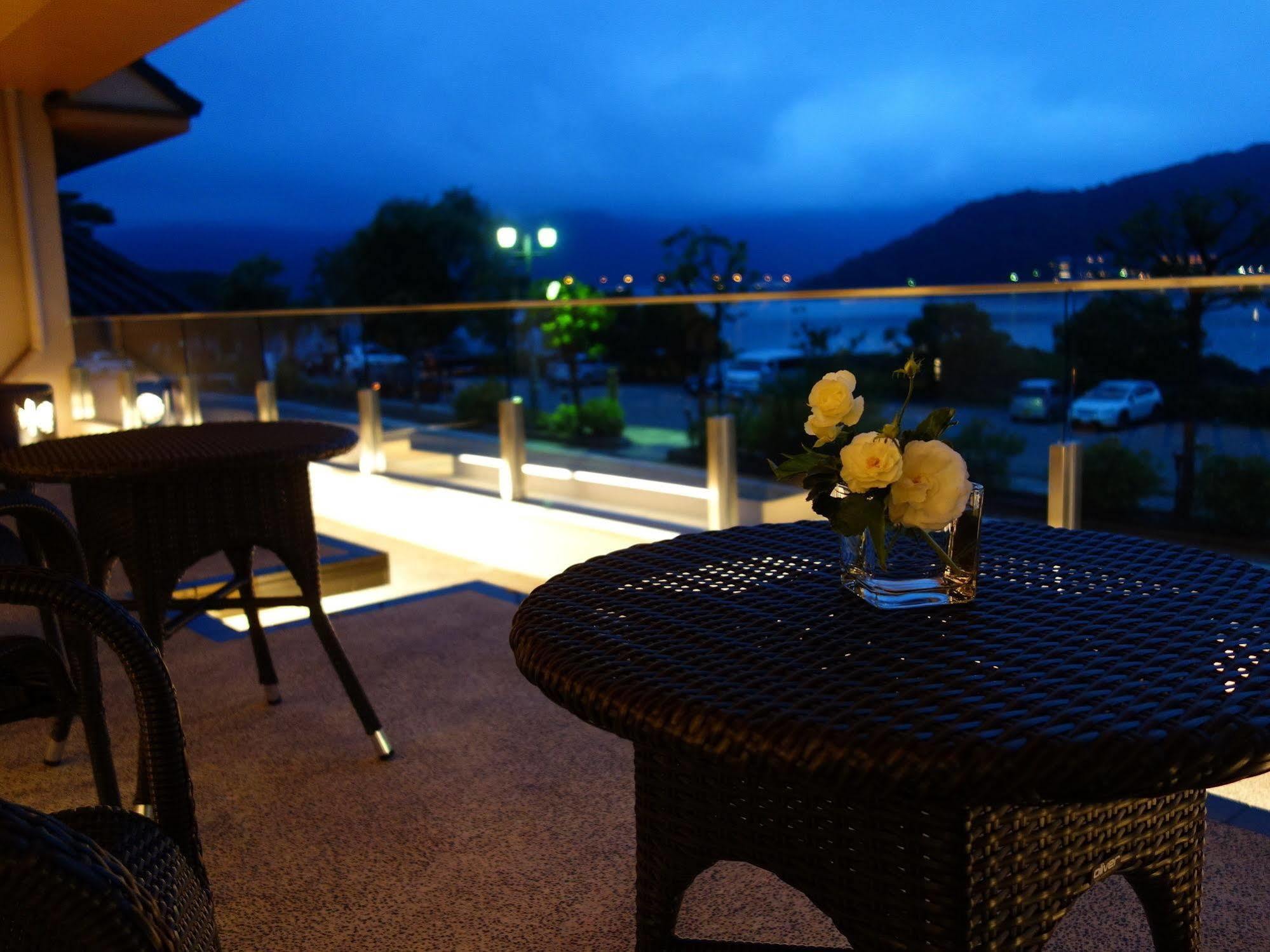 Готель Fujikawaguchiko Onsen Konanso Екстер'єр фото A balcony at night
